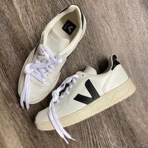 NWB VEJA V-10 Leather Sneakers Size 39